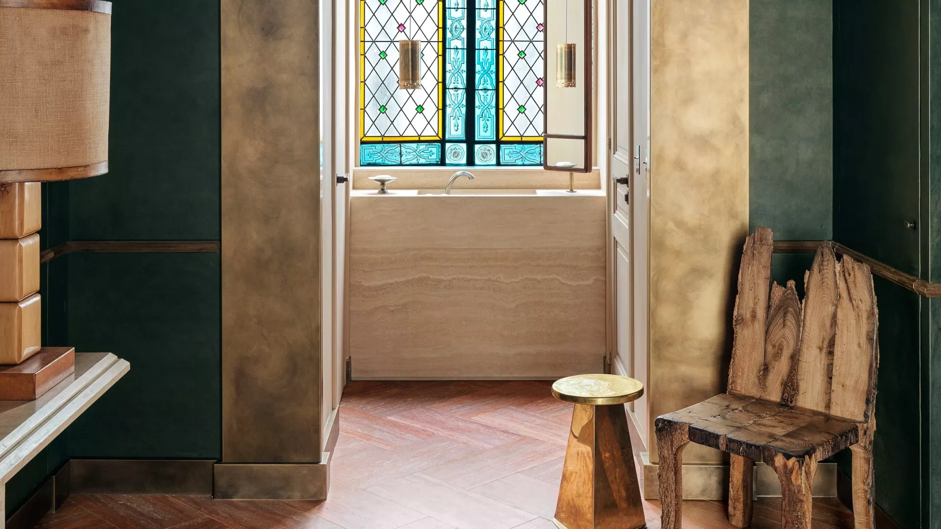 Photo de la salle de bain d'un appartement haussmannien rénové par Hugo Toro