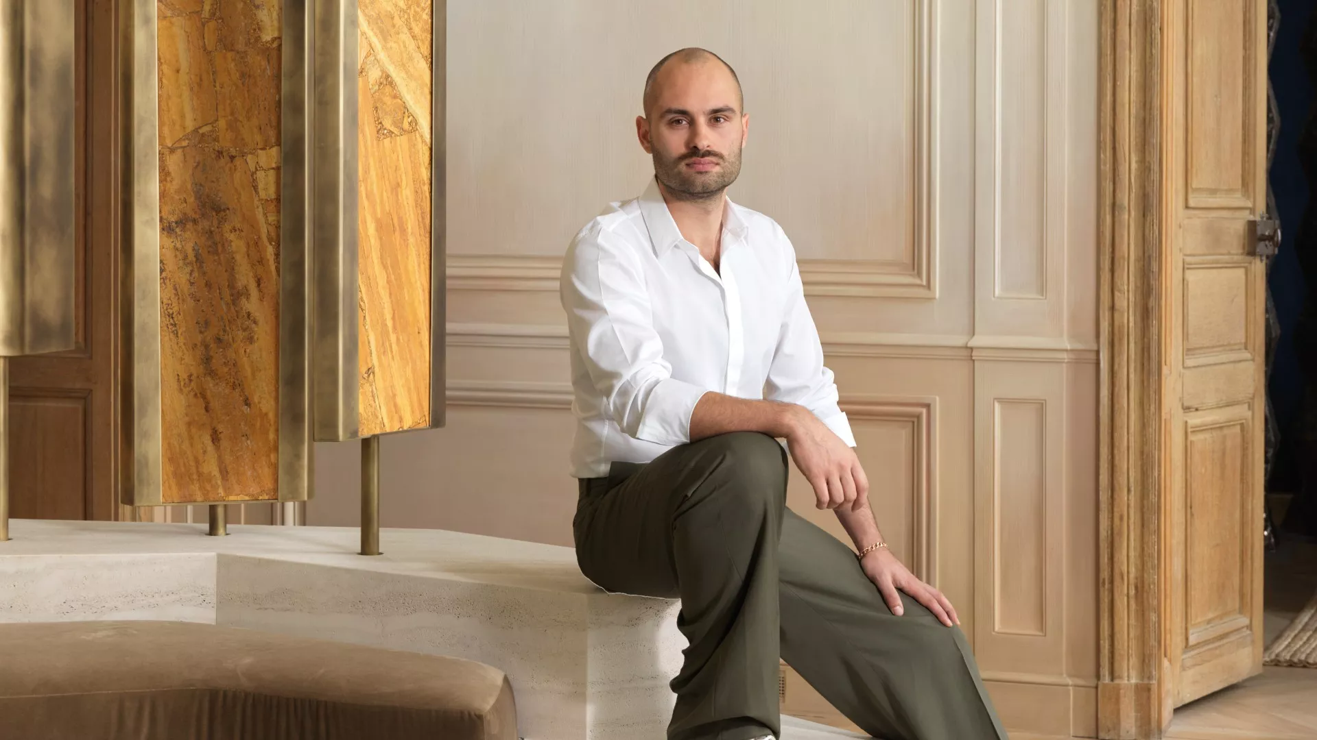 Photo de Hugo Toro dans le sanctuaire Haussmannien, appartement rénové par ses soins