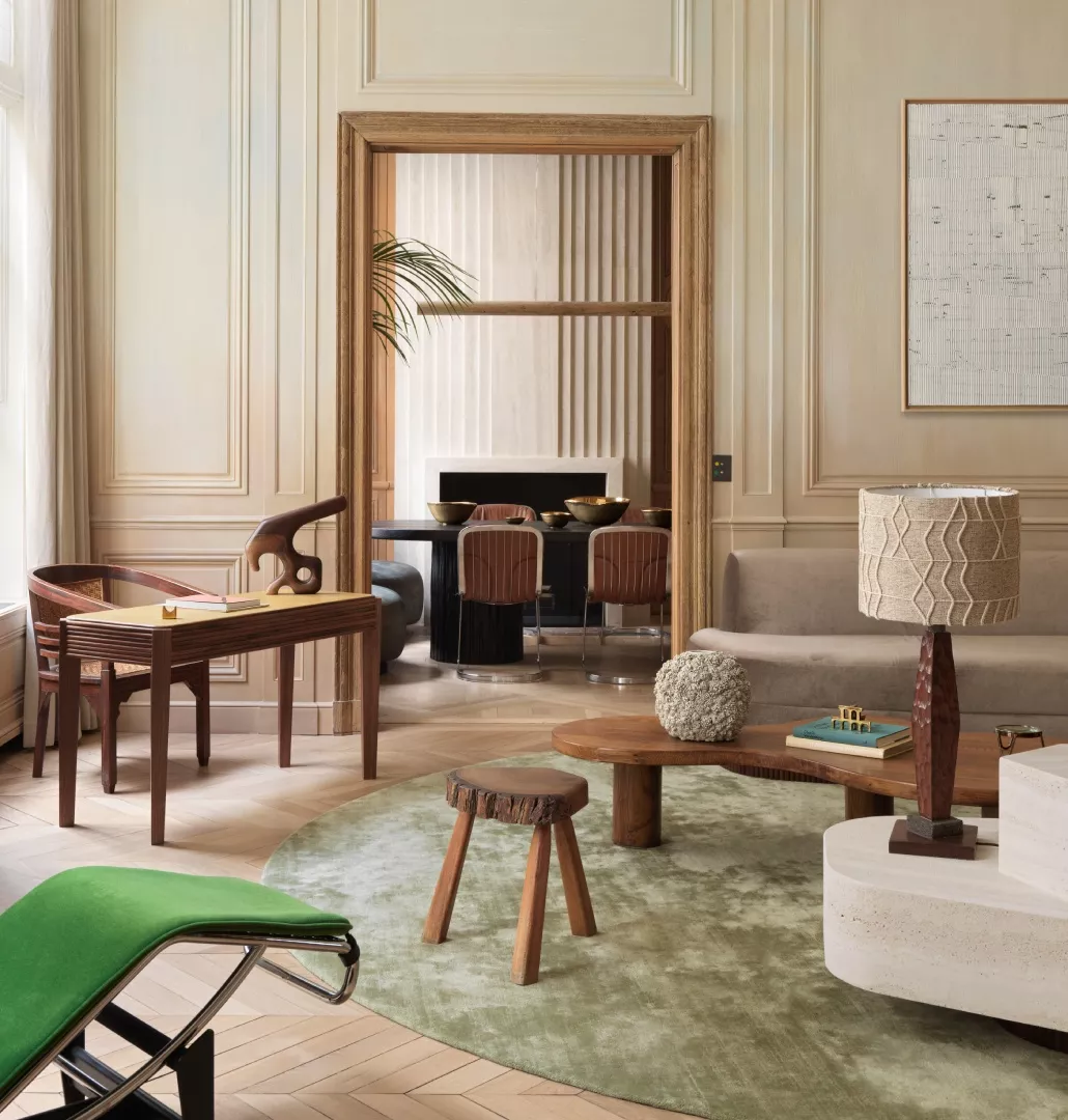 Photo du salon d'un appartement haussmannien rénové par Hugo Toro