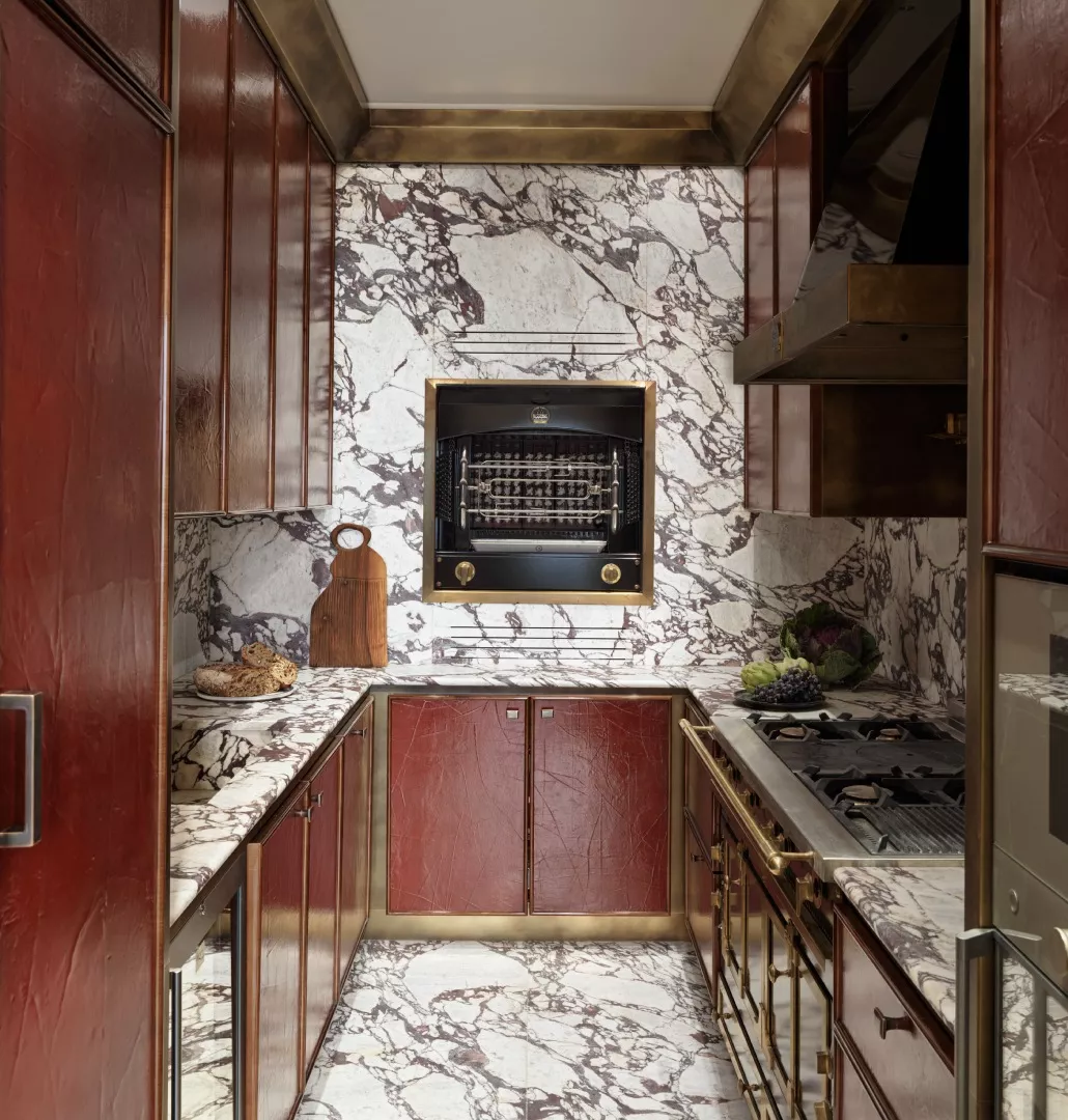Photo de la salle de bain d'un appartement haussmannien rénové par Hugo Toro