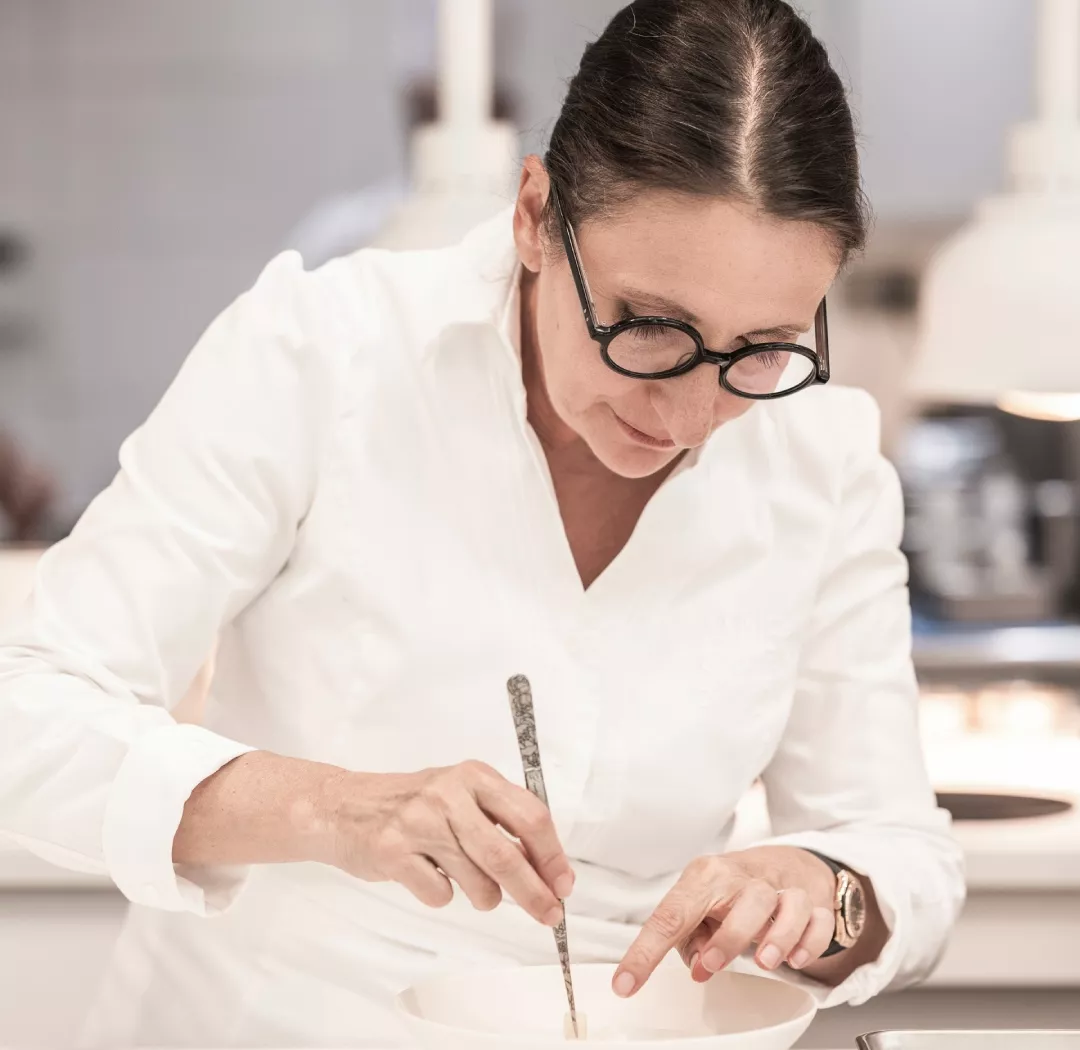 Photo d'Anne Sophie-Pic entrain de cuisiner