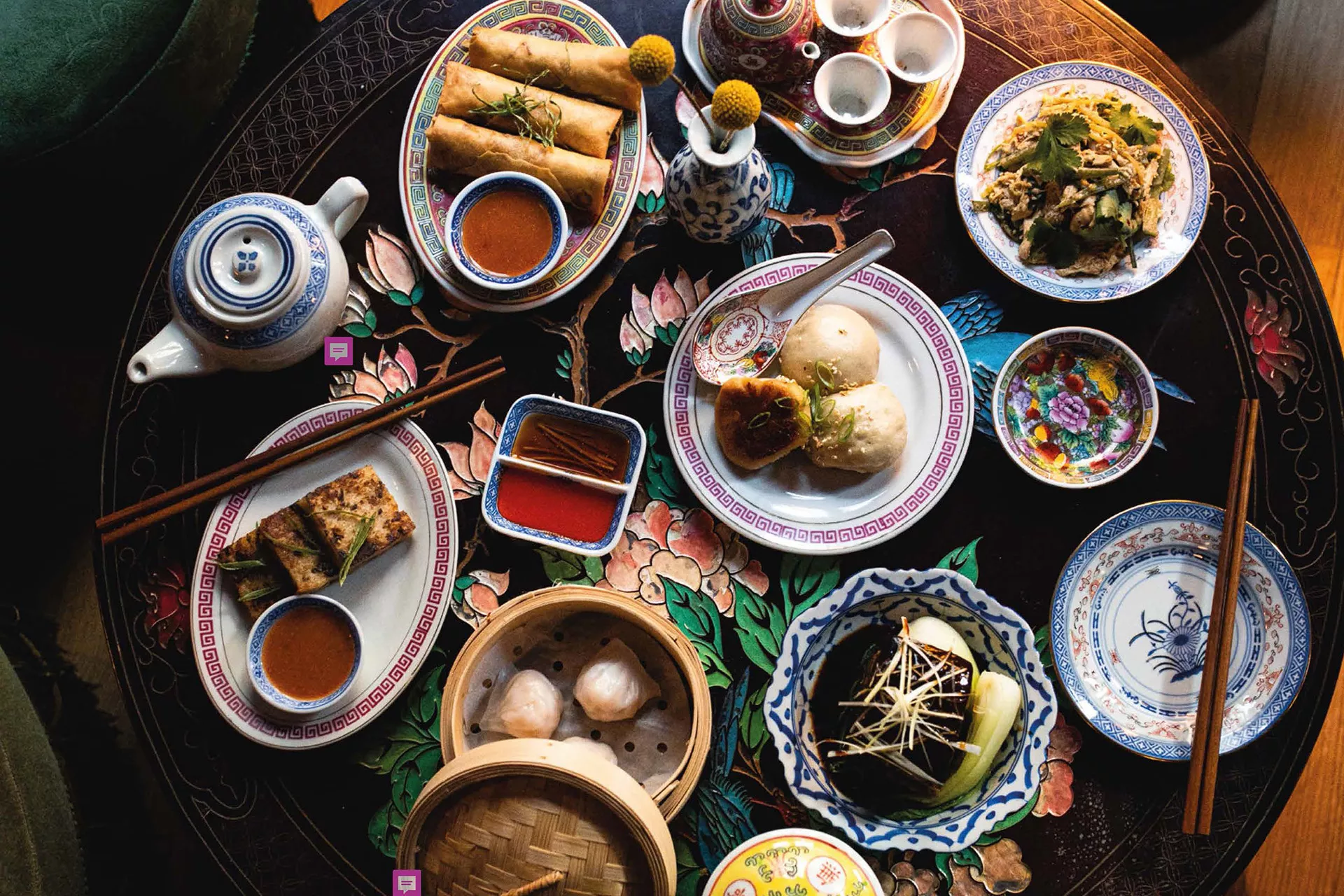 table traditionnelle plat chinois du restaurant Bleu Bao raviolis