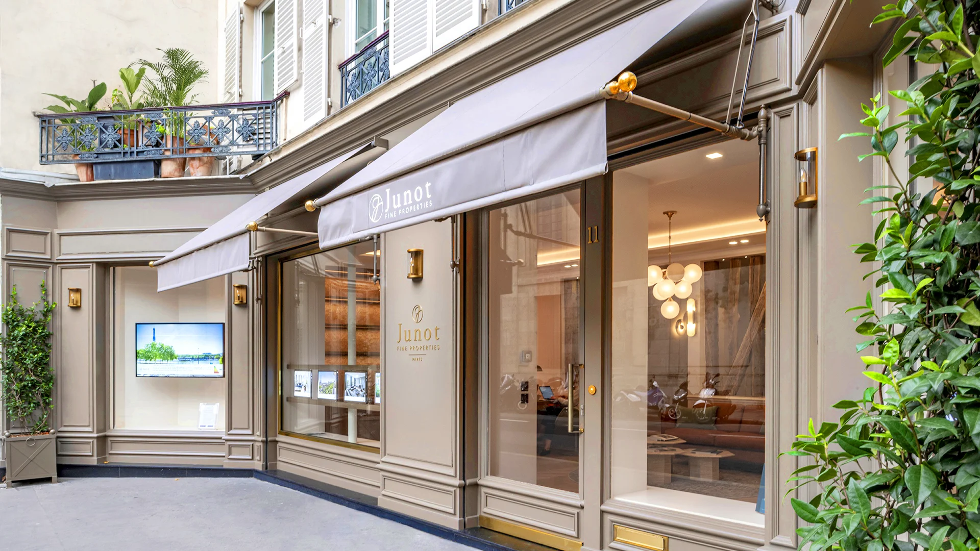 Exterior photo of the ultra-luxury real estate agency Junot Fine Properties in the 6<sup>th</sup> arrondissement of Paris