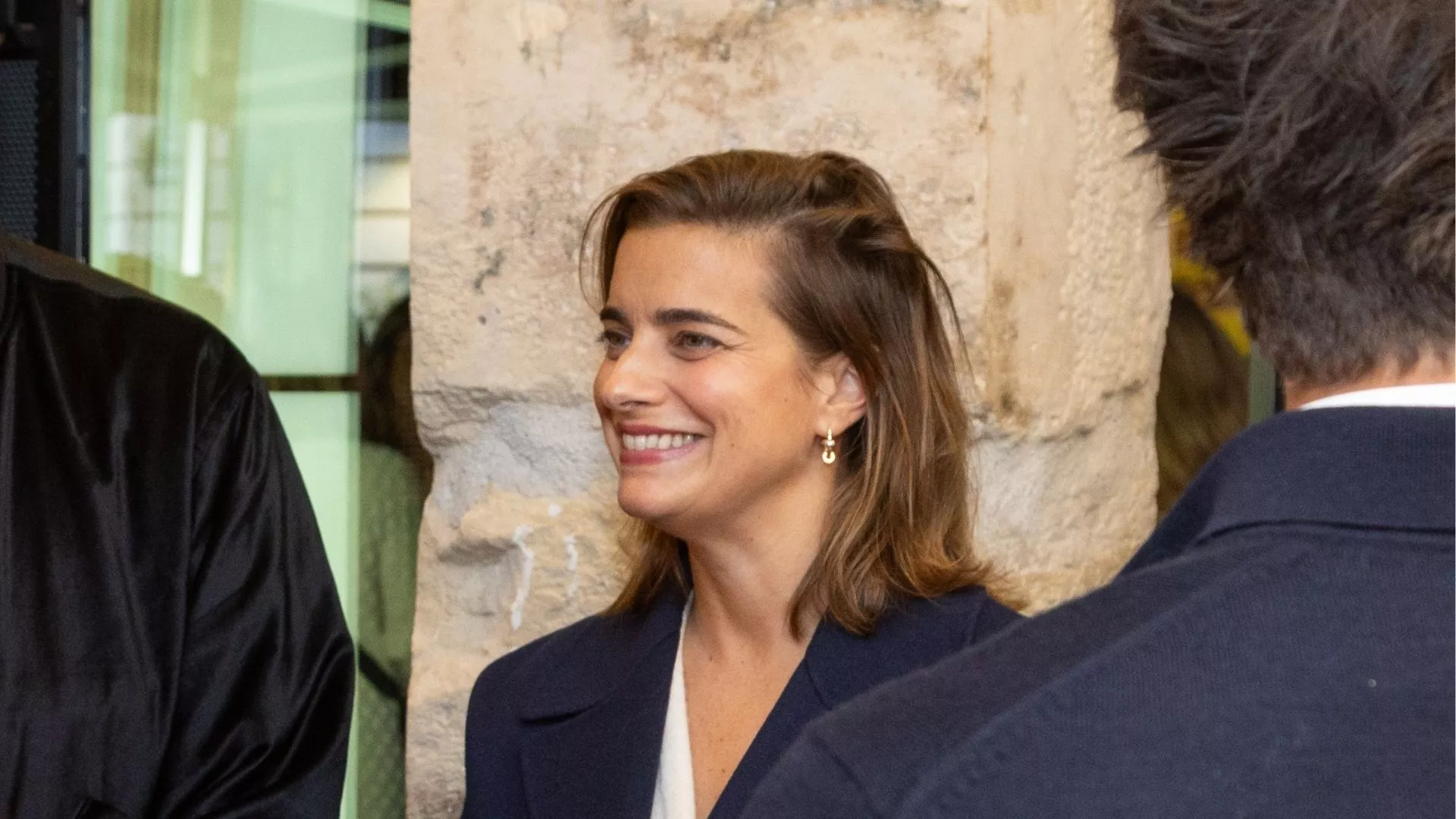 Junot team dressed in white during a Junot seminar