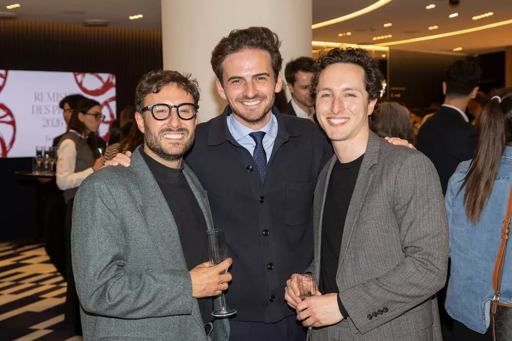 Deux agents immobiliers Junot qui sourient