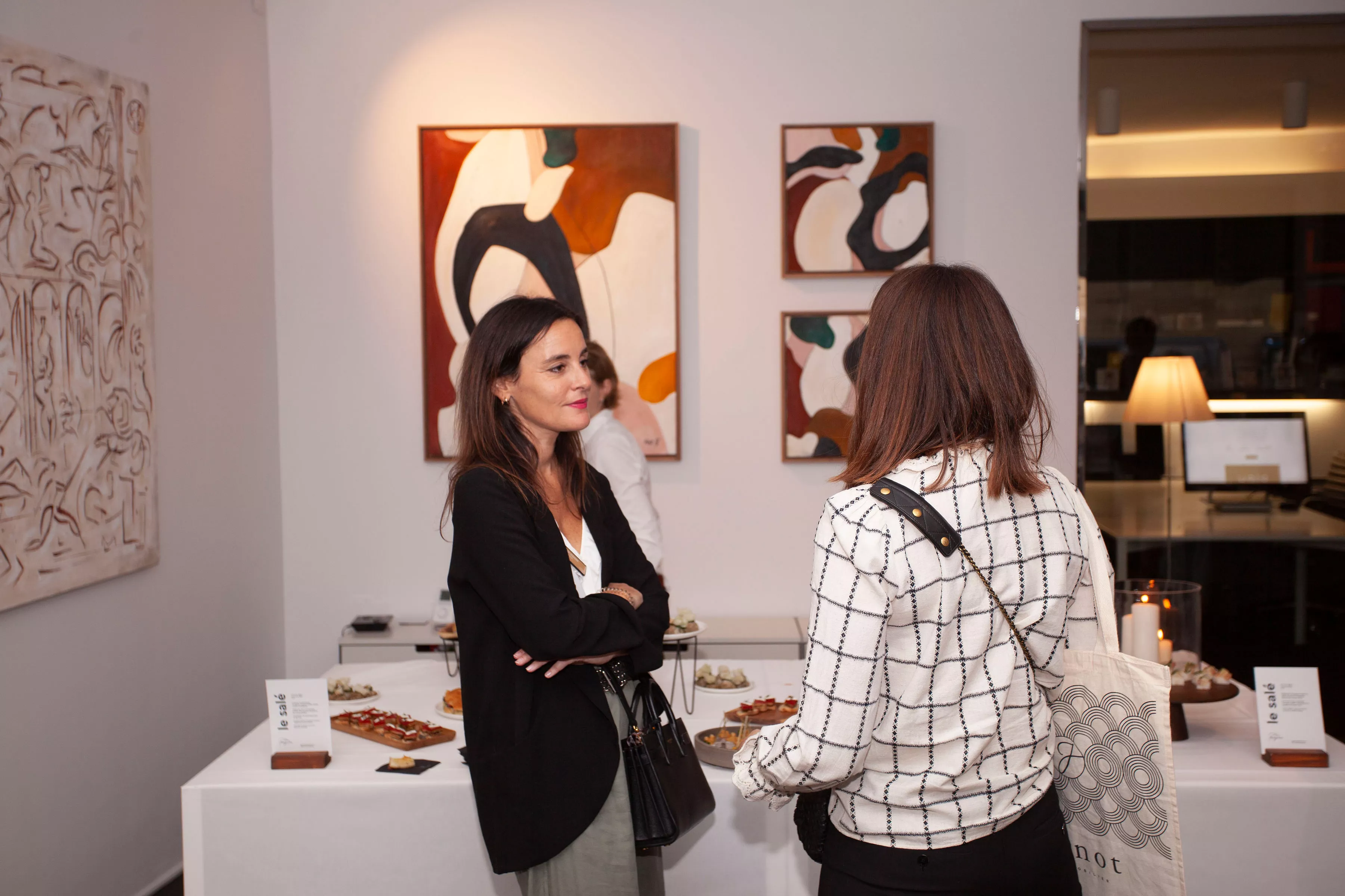 Two Junot consultants discussing in a Junot agency