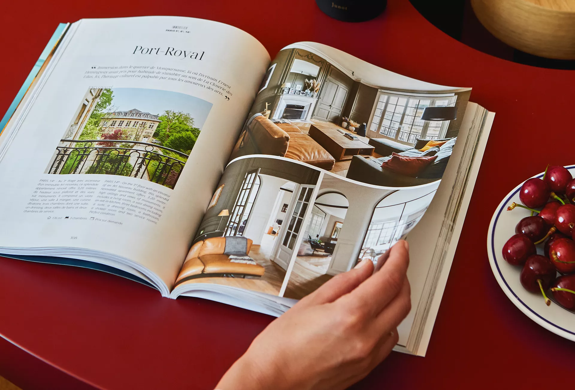 Personne feuilletant le magazine Junot sur une table rouge