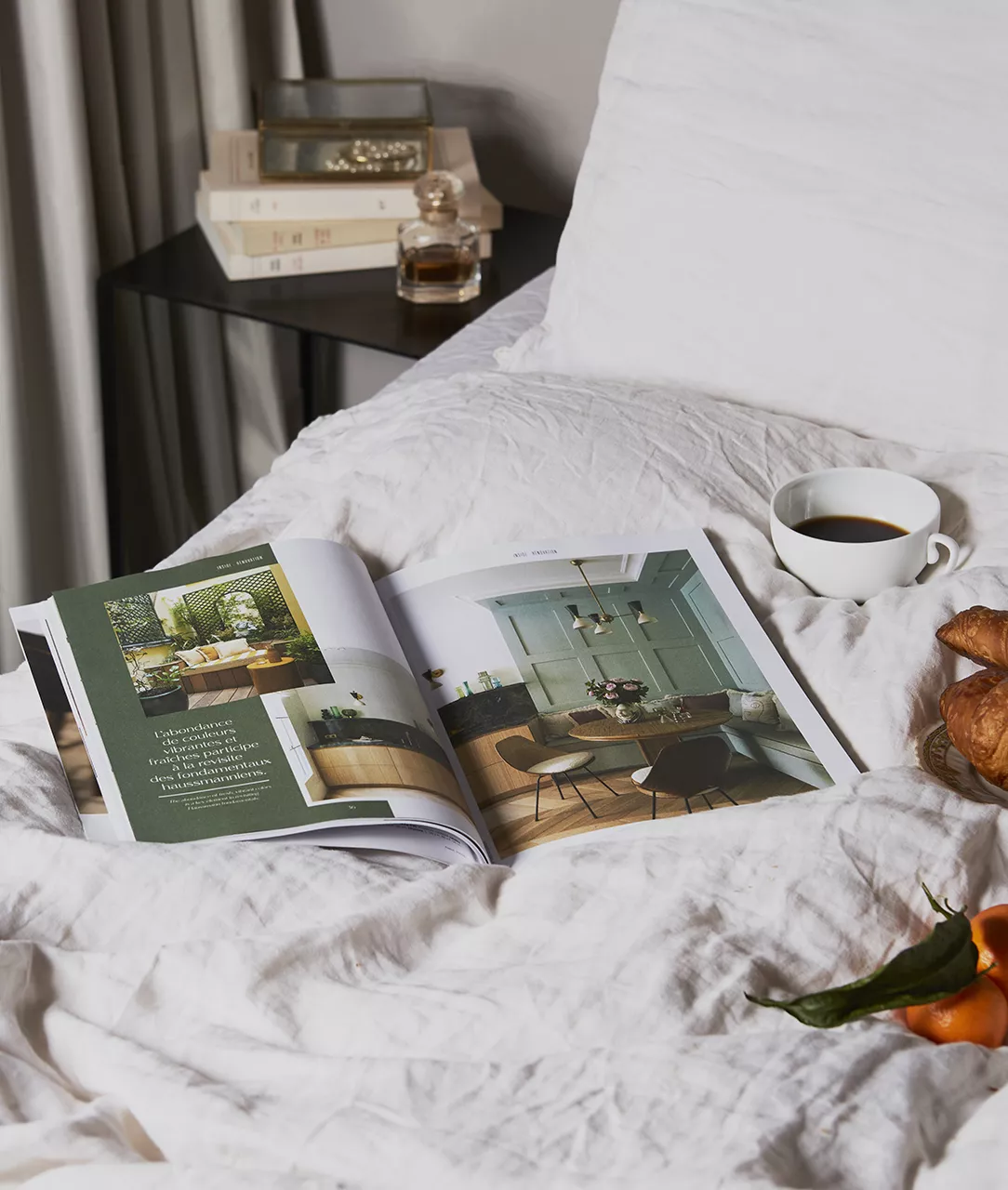 Le Junot Magazine ouvert dans un lit