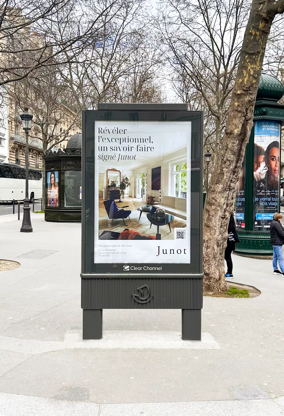 Panneau publicitaire mettant en avant la Maison Junot dans les rues de Paris
