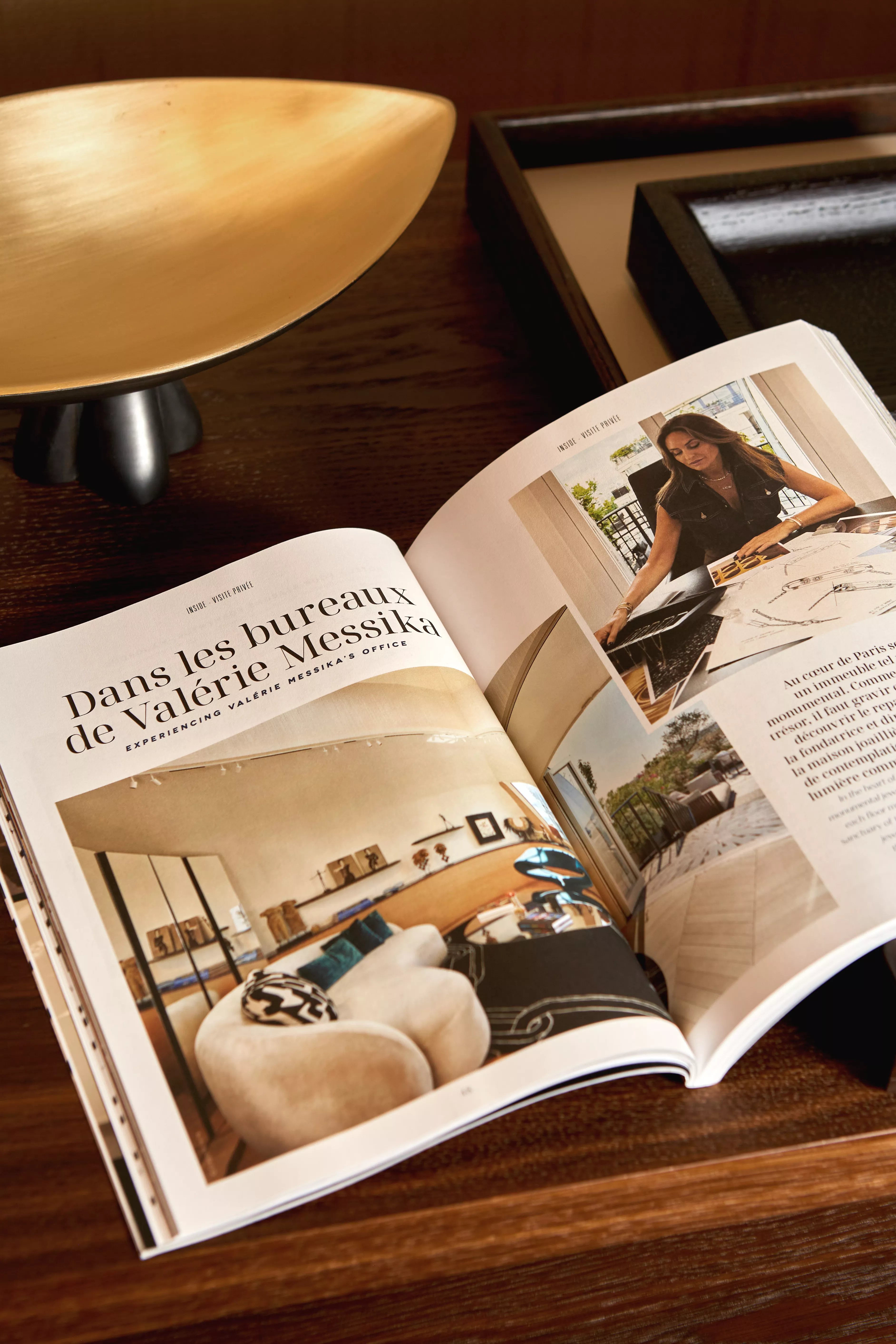 Le Junot Magazine ouvert sur un plan de travail d'un appartement de luxede travail d'une cuisie