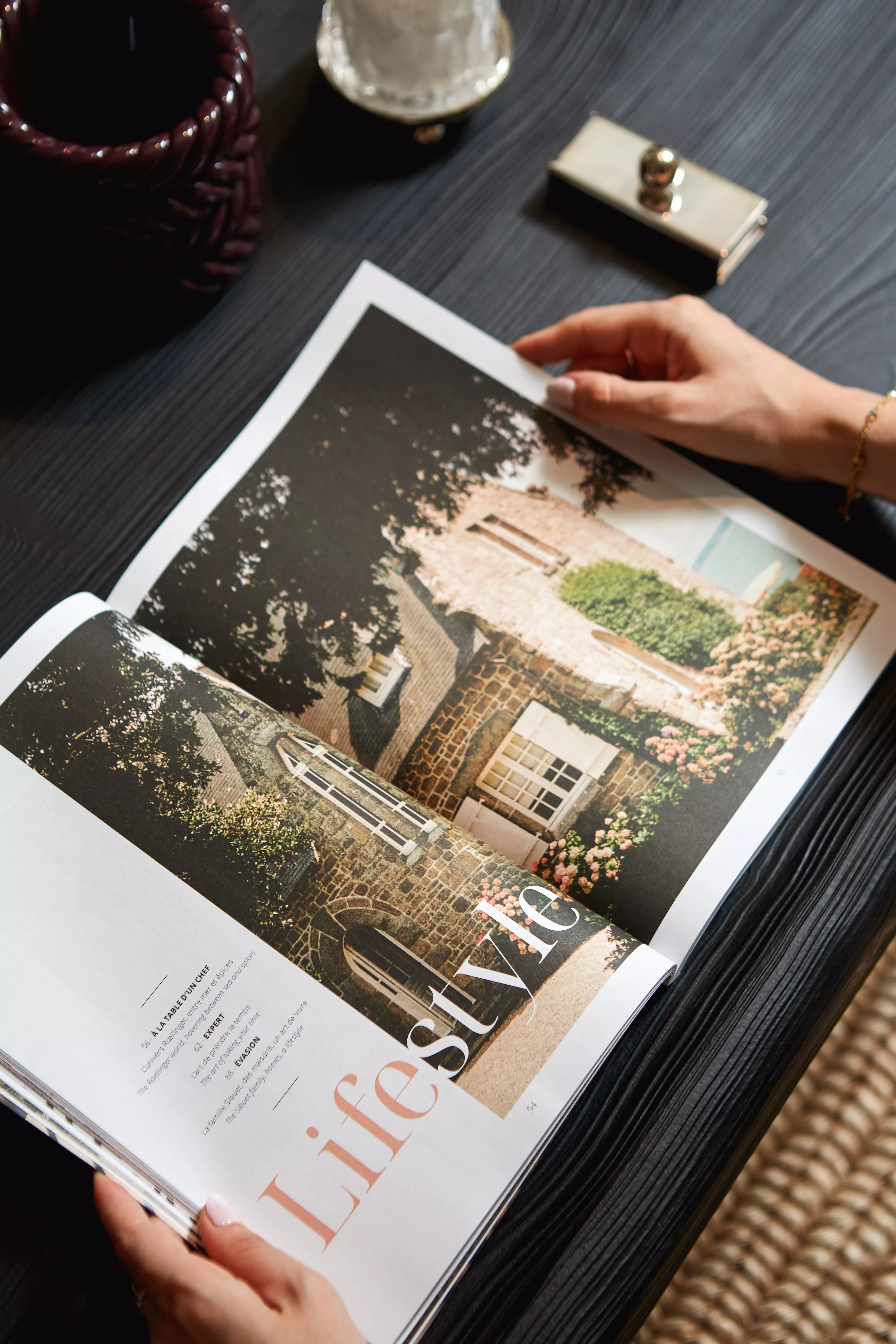 Le magazine Junot ouvert sur un article de la rubrique Style